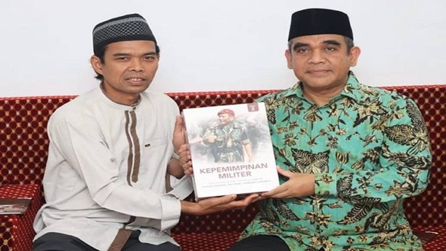 Ustaz Abdul Somad bersama Sekjen Gerindra Ahmad Muzani di kediamannya di Kampar, Riau, Kamis (8/9) (Foto: Dok DPP Gerindra)