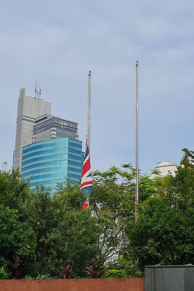 Bendera setengah tiang di kedutaan besar Inggris Jakarta, Jum'at (9/9/2022). Foto: Dok. Istimewa