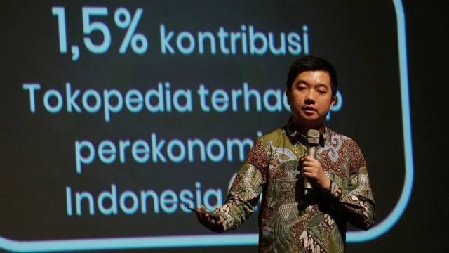 CEO Tokopedia William Tanuwijaya memberikan paparan dalam acara konferensi pers "Dampak Tokopedia Terhadap Perekonomian Indonesia" di Jakarta, Kamis (10/10). Foto: Fanny Kusumawardhani/kumparan