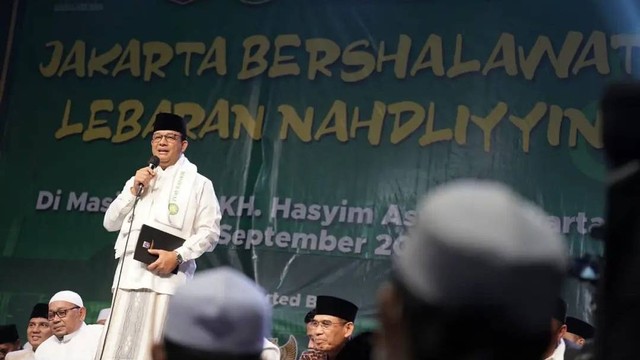 Gubernur DKI Jakarta Anies Baswedan menghadiri kegiatan Jakarta Bersholawat di Masjid Raya KH Hasyim Asyari Jakarta. Foto: Instagram/@aniesbaswedan