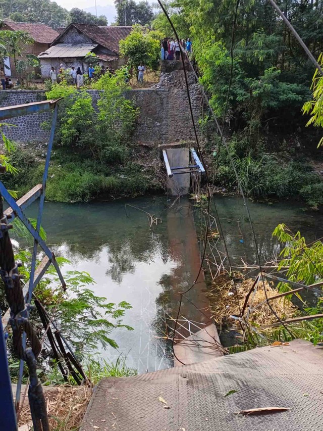 Jembatan gantung di Desa Kregenan, Kecamatan Kraksaan, Kabupaten Probolinggo ambruk, Jumat (9/10/2022)  Foto: Dok. Polsek Pajarakan Probolinggo