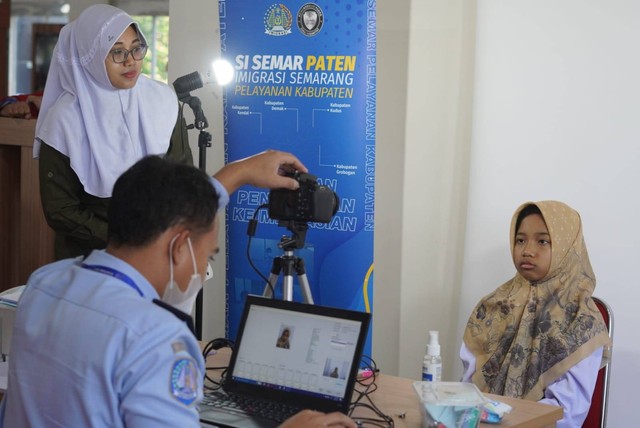 Petugas imigrasi tampak melakukan pengambilan foto pemohon di MPP Grobogan