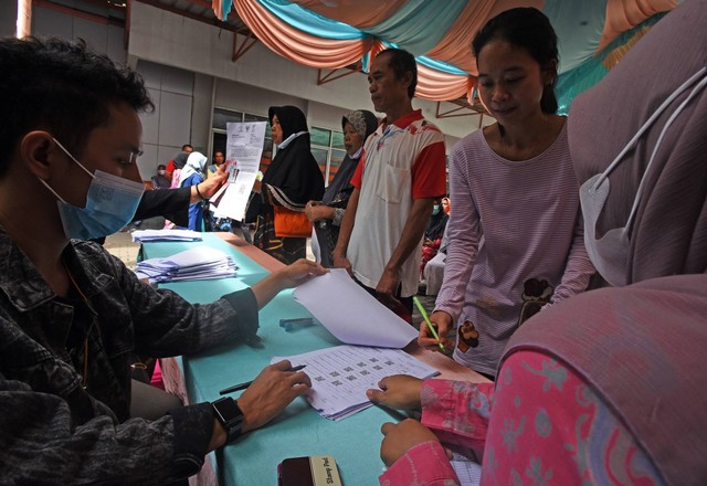 Petugas PT Pos Indonesia (Persero) mencocokkan data warga penerima manfaat saat penyaluran bantuan langsung tunai bahan bakar minyak (BLT BBM) di Kantor Pos Serang, Banten, Jumat (9/9/2022). Foto: Asep Fathulrahman/Antara Foto