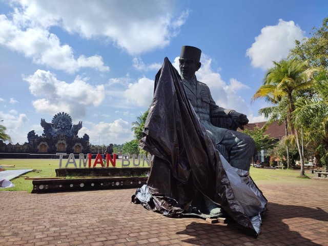 Patung Bung Karno dalam posisi duduk yang akan ditempatkan di Taman Kota Tabanan, Bali - IST