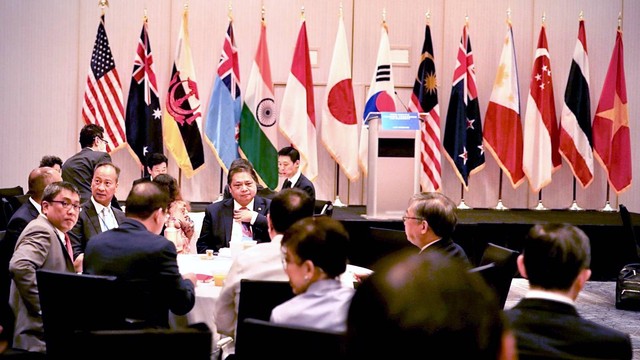 Menko Airlangga Hartarto dan Menteri Perindustrian Agus Gumiwang Kartasasmita saat Pertemuan Tingkat Menteri IPEF, Jumat (9/9/2022). Foto: Kemenko Perekonomian