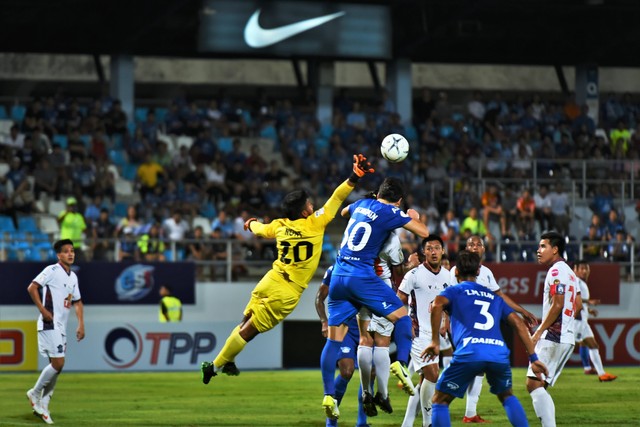 Ilustrasi dua klub sepak bola sedang bertanding, Foto: unsplash
