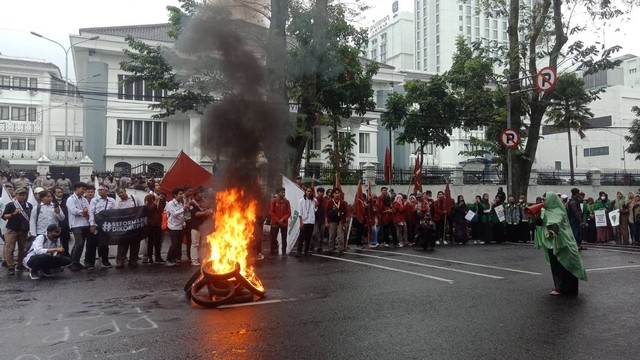 Massa aksi bakar ban demo tolak kenaikan harga BBM, di Depan Gedung DPRD Kota Bandung, Jumat (9/9/2022). Foto: Arif Syamsul Ma'arif/STR/kumparan