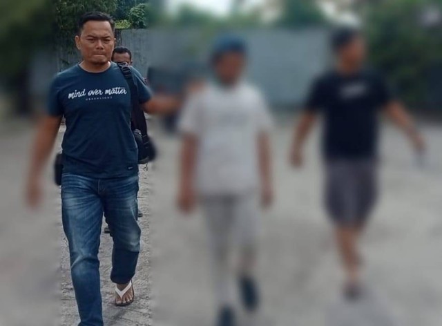 Petugas mengamankan remaja terduga pelaku pelecehan seksual di dalam elf jurusan Cirebon - Kuningan.(Juan)