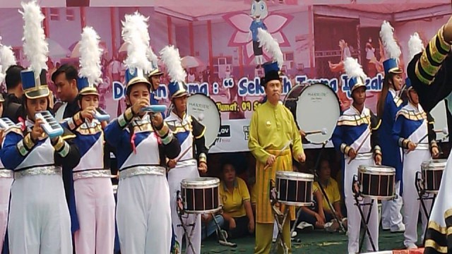 Gubernur Riau, Syamsuar, bermain drum band di Lapas Perempuan, Pekanbaru, (Foto: Tika Ayu/Selasar Riau)