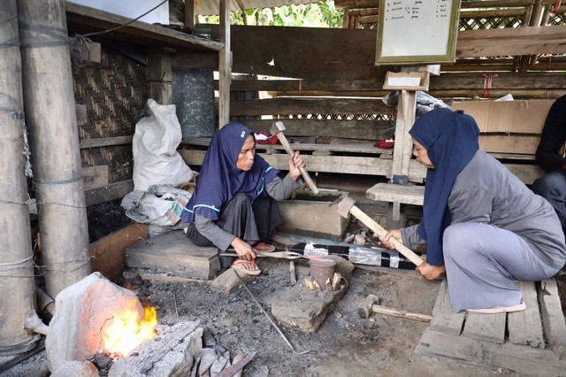 Menparekraf Sandiaga Uno video call dengan emak-emak pandai besi di Desa Barania, Sinjai Barat, Kabupaten Sinjai, Sulawesi Selatan, dalam rangka memberi bantuan APD dan bahan produksi, Jumat (9/9/2022). Foto: Dok. Istimewa