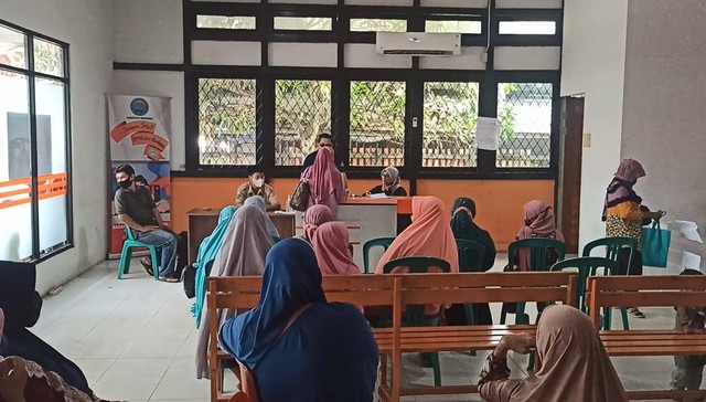 Warga mengantre di Kantor Pos untuk mengambil bantuan sembako tunai. Foto: M. Zain/Hi!Pontianak