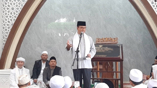 Gubernur DKI Jakarta Anies Baswedan meresmikan Masjid Al-Hidayah Klender, Jakarta Timur.  Foto: Dok. Pembaca kumparan