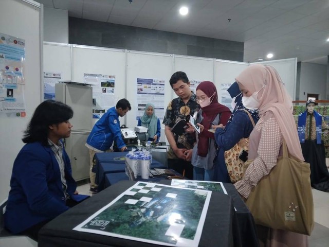 Pameran produk penelitian di lantai satu Gedung A19 UM. Foto: Feni Yusnia