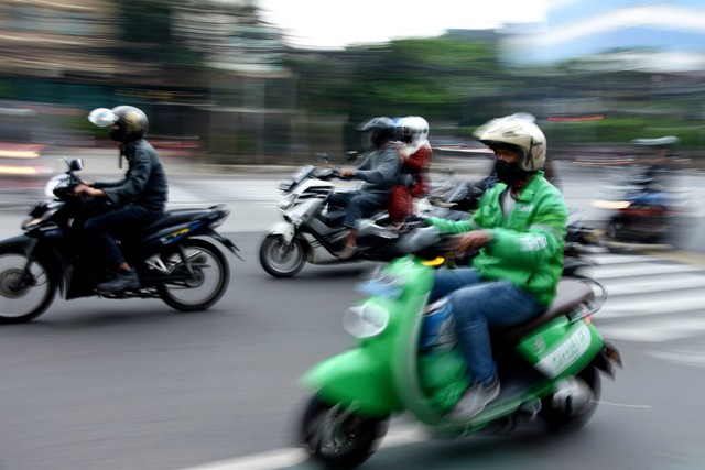 Pengemudi ojek online melintas di kawasan Mampang Prapatan, Jakarta, Jumat (9/9/2022). Foto: Indrianto Eko Suwarso/ANTARA FOTO