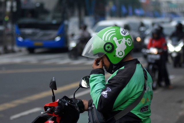 Pengemudi ojek online menunggu penumpang di kawasan Mampang Prapatan, Jakarta, Jumat (9/9/2022). Foto: Indrianto Eko Suwarso/ANTARA FOTO