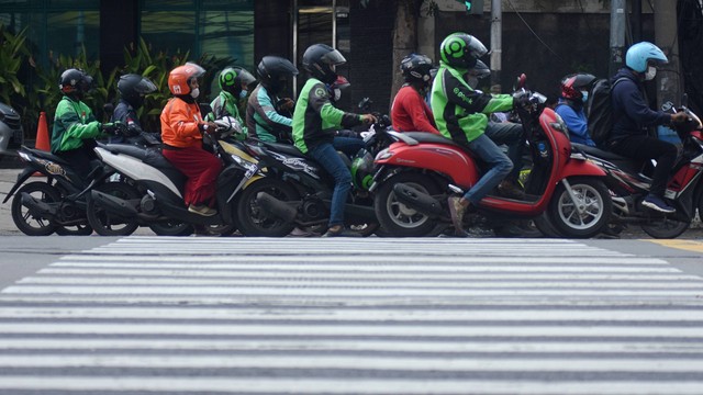 Pengemudi ojek online melintas di kawasan Mampang Prapatan, Jakarta, Jumat (9/9/2022). Foto: Indrianto Eko Suwarso/ANTARA FOTO