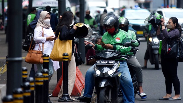 Pengemudi ojek online mengangkut penumpang di kawasan Blora, Jakarta, Jumat (9/9/2022). Foto: Indrianto Eko Suwarso/ANTARA FOTO