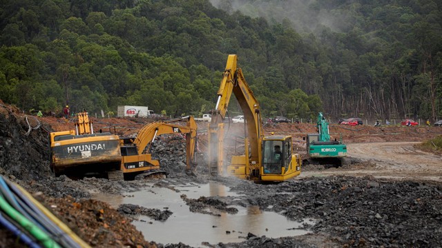 Sejumlah alat berat beroperasi di proyek pembangunan Jalan penghubung sejumlah kawasan industri di Batam, Kepulauan Riau, Jumat (9/9/2022). Foto: Teguh Prihatna/ANTARA FOTO