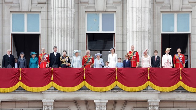 Ratu Elizabeth II bersama cucu-cucunya. Foto: Chris Jackson/Getty Images