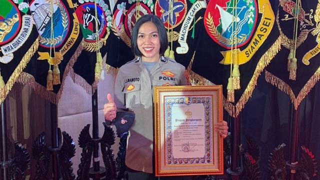 Briptu Jenifer Mamoto bersama piagam penghargaan yang diserahkan Kapolri Jenderal Polisi Listyo Sigit Prabowo
