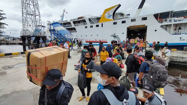 Penumpang kapal DLU tiba di Pelabuhan Panglima Utar Kumai, Kotawaringin Barat, Kalimantan Tengah belum lama ini. Foto: Lukman Hakim/InfoPBUN