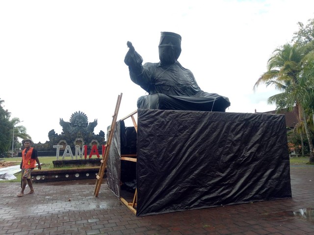 Patung Bung Karno yang akan ditempatkan di Taman Kota Tabanan, Bali dan saat ini masih terbungkus kain hitam - LSU