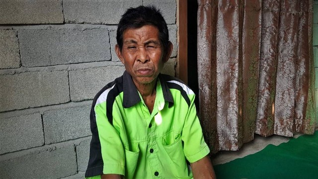 Yasin Djafar ini, sehari-hari bekerja sebagai petugas kebersihan di Dinas Pariwisata Kabupaten Gorontalo yang kini berubah menjadi Dinas Kepemudaan Olahraga dan Pariwisata. Pekerjaan itu ia lakoni sejak tahun 2003 silam. Foto: Dok banthayo
