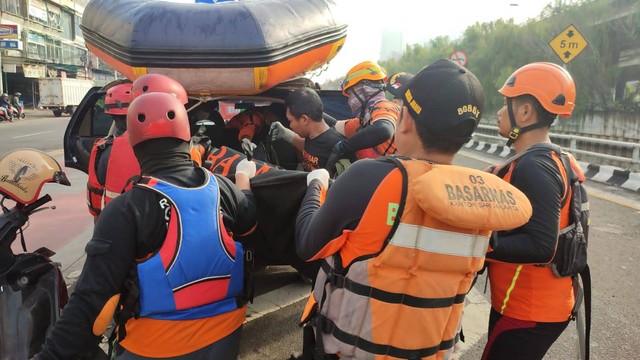 Tim SAR mengevakuasi satu korban kecelakaan di Tol Jelambar yang terpental ke Kali Grogol.  Foto: Dok. Istimewa