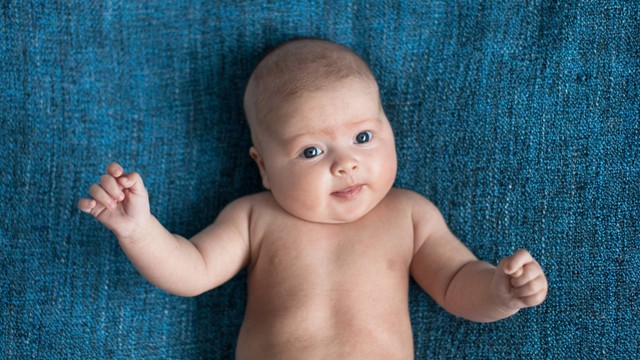 Ilustrasi mata biru pada bayi. Foto: Natalia Lebedinskaia/Shutterstock