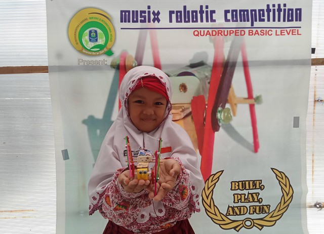 Arania Sabrina, siswi kelas 2 SD Muhammadiyah 6 Surabaya, menunjukkan robot 'Lala' karyanya. Foto: Masruroh/Basra