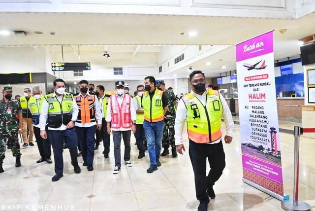 Menhub Budi Karya Tinjau Terminal VVIP Bandara Halim Perdanakusuma untuk sambut delegasi 20, Sabtu (10/9/2022).  Foto: Dok. Kemenhub