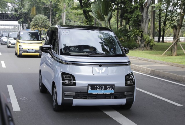 Penyerahan perdana mobil listrik Wuling Air ev kepada konsumen di Jakarta (10/9/2022). Foto: Wuling Motor Indonesia