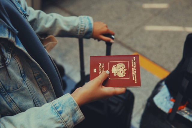 Ilustrasi paspor/re entry permit adalah, Foto oleh Alexander Nrjwolf di Unsplash