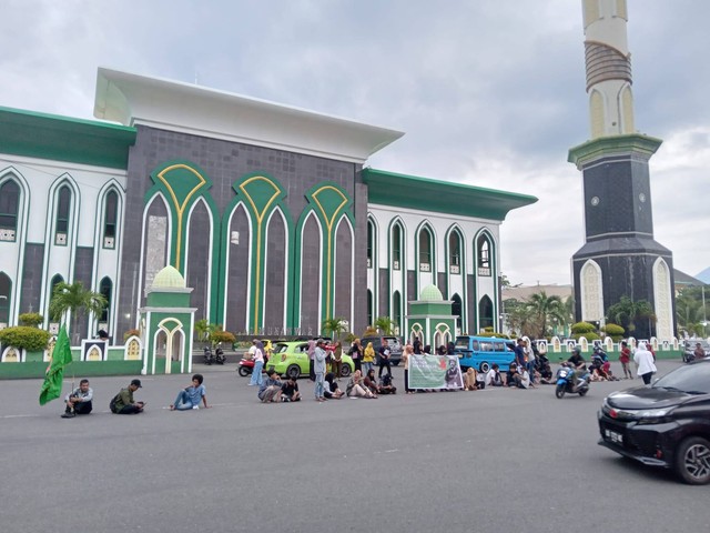 Elemen mahasiswa di Kota Ternate, Maluku Utara, menggelar aksi solidaritas untuk Nurkholis Lamaau, redaktur cermat.co.id yang dianiaya karena menulis opini. Foto: Istimewa