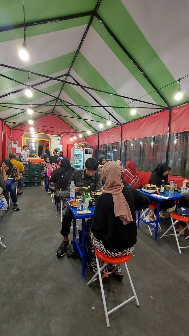 Suasana bersantap di Nolda Pocha, kedai makan ala Korea yang viral. Foto: Azalia Amadea/kumparan