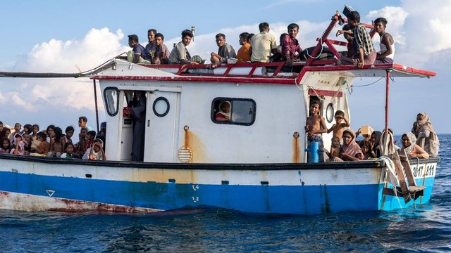 Kapal yang mengangkut pengungsi Rohingya terdampar di perairan Aceh Utara. Foyto: Zikri M untuk acehkini