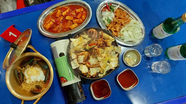 Ilustrasi makanan Korea yang viral. Foto: Azalia Amadea/kumparan
