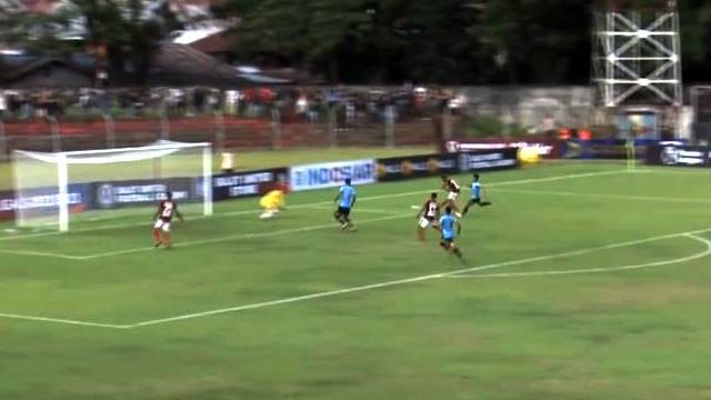 Proses gol kedua Persipura Jayapura ke gawang Sulut United yang diciptakan Ramai Rumakiek.