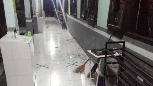 Sejumlah kaca ruang kelas SMP Negeri 11 Arsel Pecah setelah dirusak oleh sekelompok remaja tadi malam, Jumat (9/9/2022) sekitar pukul 20.00 WIB. Foto: IST/InfoPBUN