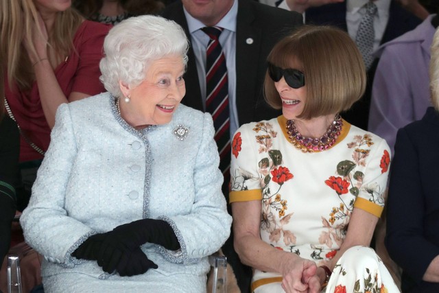Ratu Elizabeth II duduk di sebelah Anna Wintour saat ia mengunjungi BFC Show Space London Fashion Week pada 20 Februari 2018. Foto: Yui Mok /Pool/Getty Images