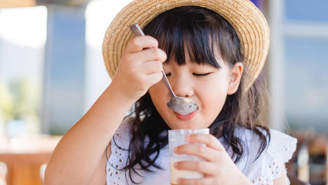 Ilustrasi anak makan yoghurt. Foto: MIA Studio/Shutterstock. 