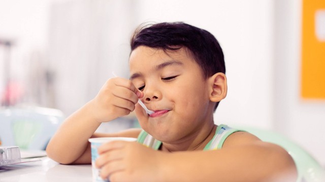 Ilustrasi balita makan yoghurt. Foto: MIA Studio/Shutterstock. 