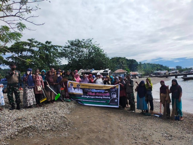 Aksi clean up dan pilah sampah di pesisir pantai bersama warga Kabupaten Kepulauan Sula, Maluku Utara. Foto: La Ode Hizrat Kasim/ cermat