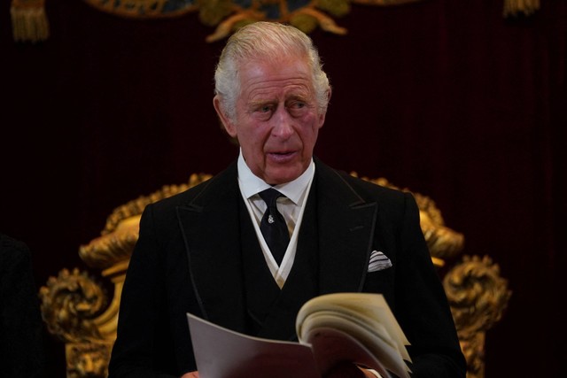 Raja Inggris Charles III berbicara saat Dewan Aksesi untuk peresmiannya sebagai raja baru Inggris di Istana St James, London, Inggris, Sabtu (10/9/2022). Foto: Jonathan Brady/Reuters