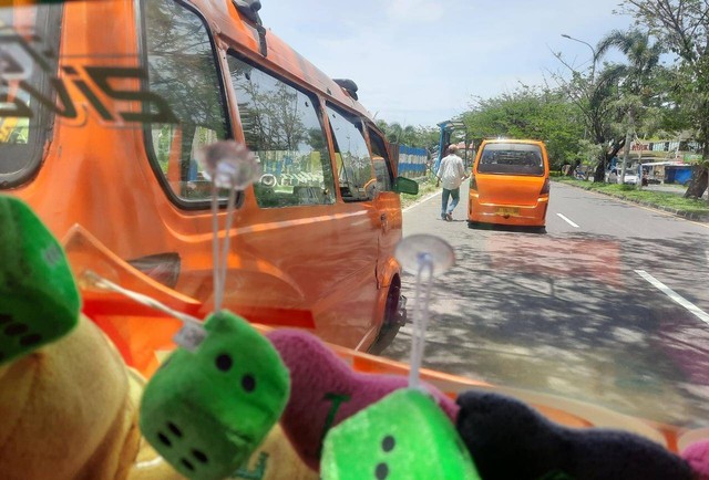 Angkutan Kota (angkot) rute Tabing-Pasar Raya di Kota Padang, Sabtu, (10/9/2022). Foto: Ariyanti