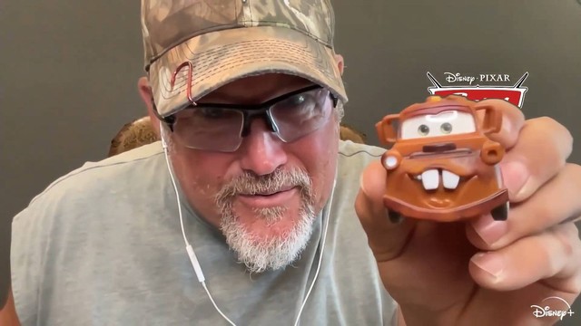 Interview eksklusif kumparanMOM dengan pengisi suara Mater (Larry The Cable Guy) di serial animasi Cars On The Road Foto: Dok. Walt Disney