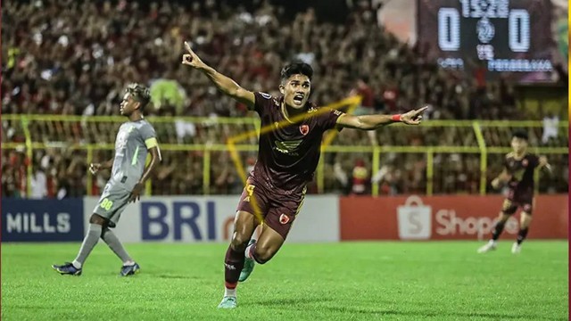 Pemain PSM Makassar melakukan selebrasi saat pertandingan Liga 1 melawan Persebaya. Foto: Instagram.com/psm_makassar