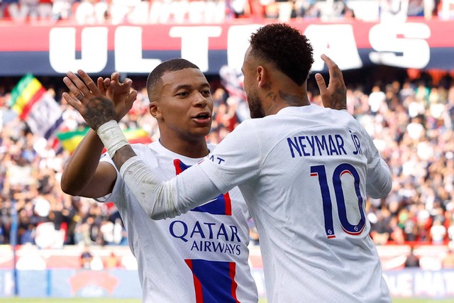 Selebrasi pemain Paris Saint-Germain (PSG) Neymar usai mencetak gol ke gawang Brest pada pertandingan lanjutan Liga Prancis di Parc des Princes, Paris, Prancis.
 Foto: Christian Hartmann/REUTERS