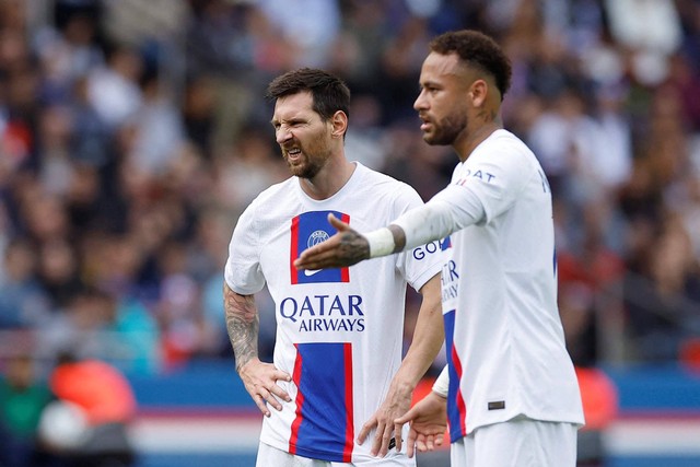 Pemain Paris Saint-Germain (PSG) Neymar dan Lionel Messi saat melawan Brest pada pertandingan lanjutan Liga Prancis di Parc des Princes, Paris, Prancis.
 Foto: Christian Hartmann/REUTERS