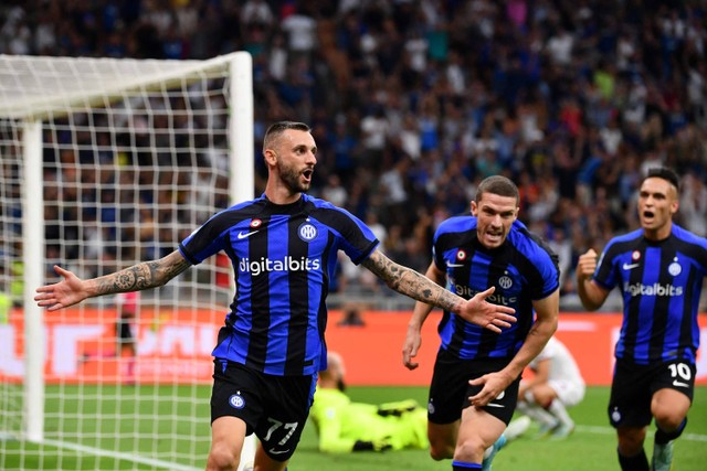 Selebrasi pemain Inter Milan Marcelo Brozovic usai mencetak gol ke gawang Torino pada pertandingan lanjutan Liga Italia di Stadion San Siro, Milan, Italia.
 Foto: Isabella BONOTTO / AFP